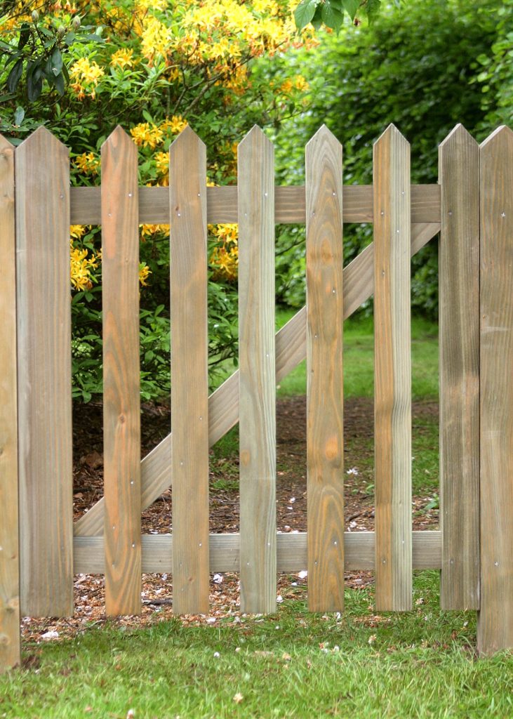 Pointed topped picket gate