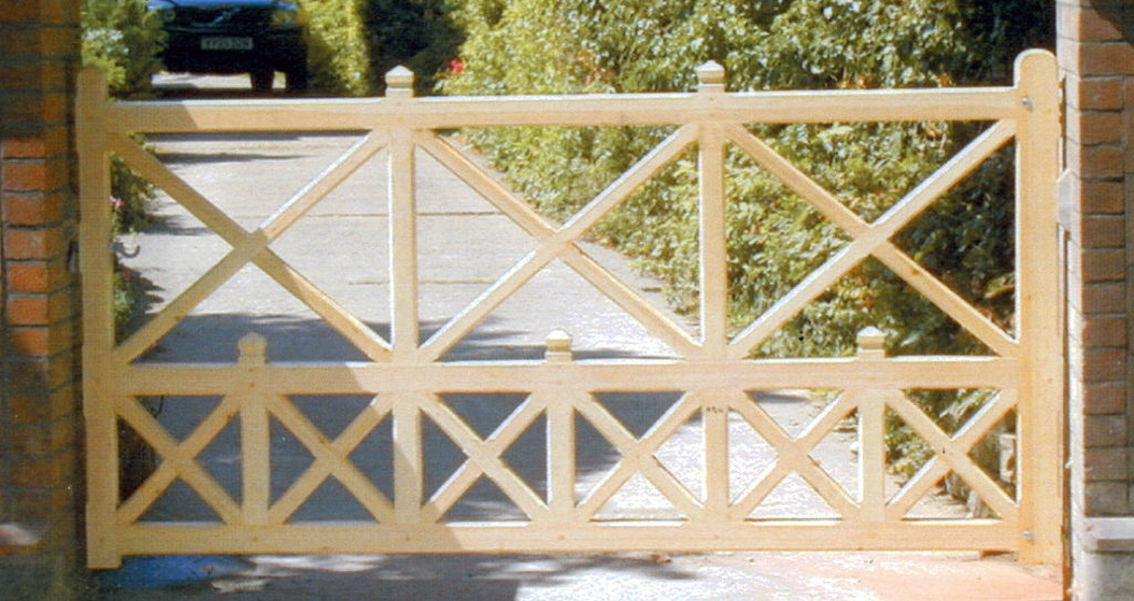 Decorative driveway gate